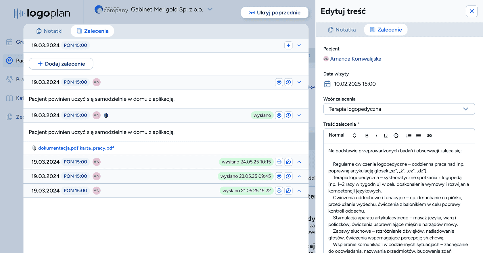 Rodzic otwierający na smartfonie wiadomość e-mail z zaleceniami od logopedy i pobierający załączony plik z ćwiczeniami